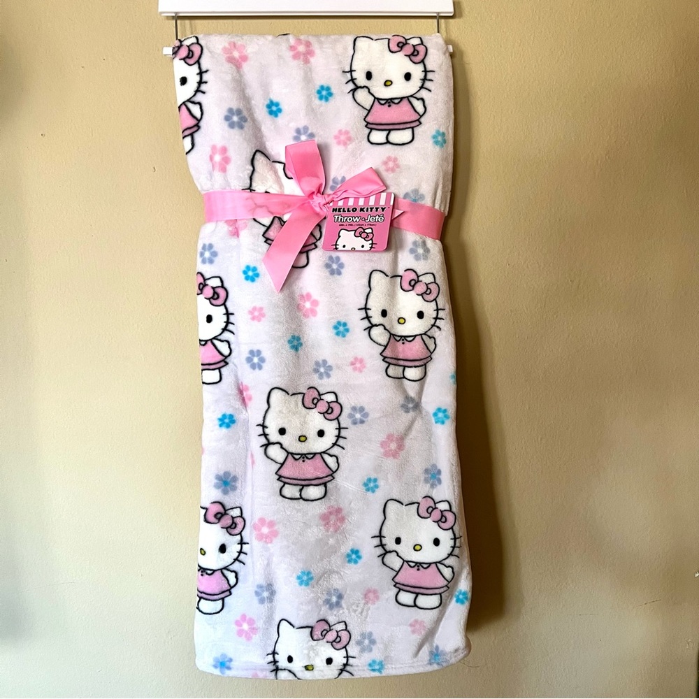 Sanrio Hello Kitty Spring 2024 throw blanket - Picture 2 of 8